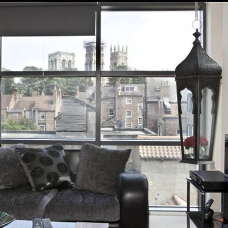 Churchill Two Bedroom Apartments With Free Parking And The Minster View York Eksteriør bilde