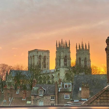 Churchill Two Bedroom Apartments With Free Parking And The Minster View York Eksteriør bilde