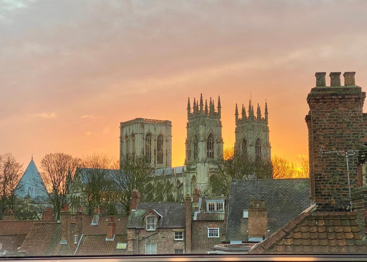 Churchill Two Bedroom Apartments With Free Parking And The Minster View York Eksteriør bilde